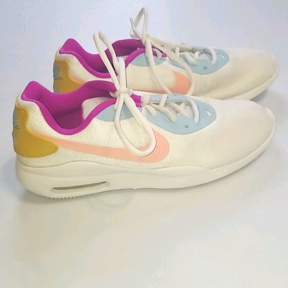 Womens Nike Air Max Oketo